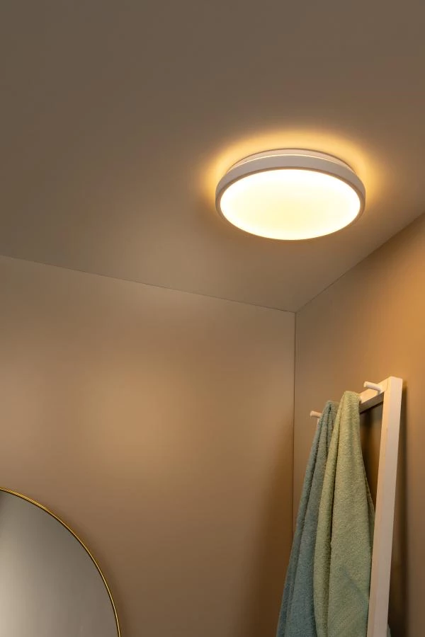 Lucide DASHER - Plafonnier Salle de bains - Ø 34,8 cm - LED - 1x18W 2700K - IP44- Détecteur De Mouvement & Jour/Nuit - Blanc - ambiance 1